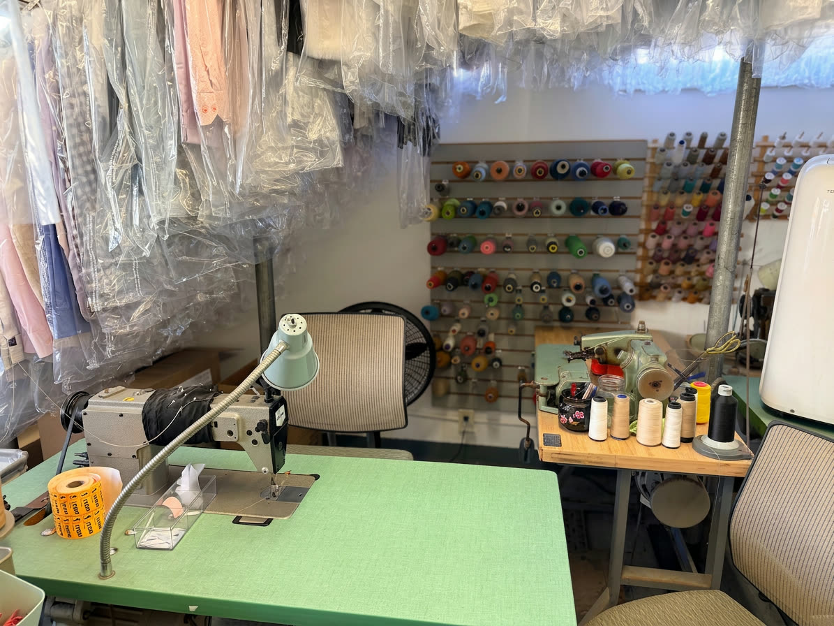 Maquinas de coser en la estacion de arreglos