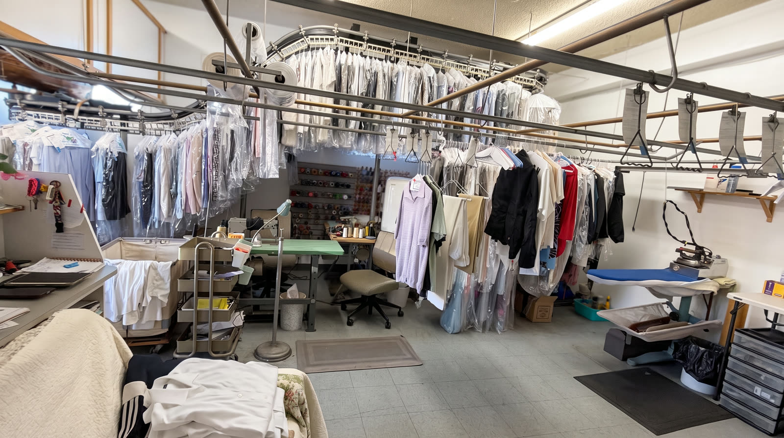 Equipos de planchado en el taller de Style Cleaners